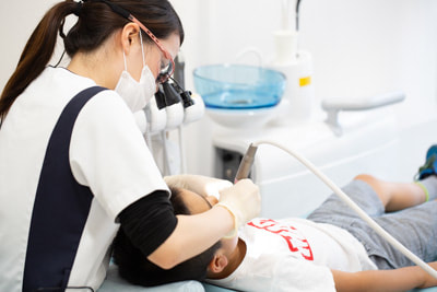 歯科衛生士がクリーニングしている写真
